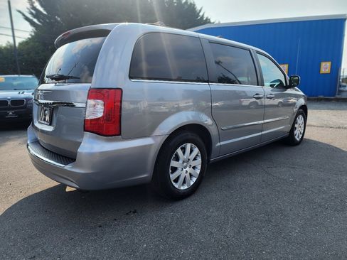 Used 2014 Chrysler Town & Country Touring image 5