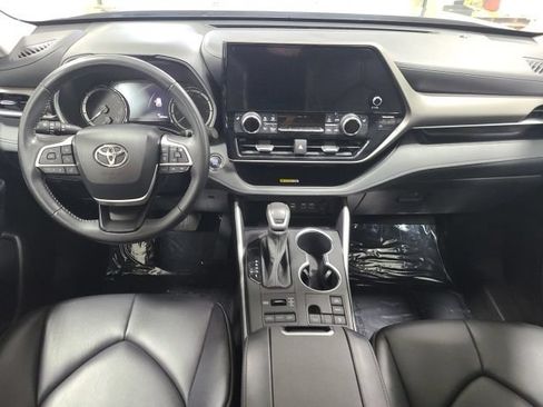 Used 2023 Toyota Highlander XLE AWD/4WD image 23