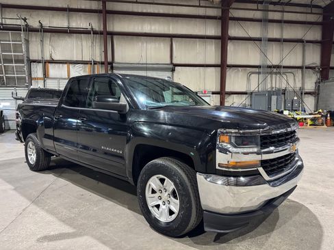 Used 2018 Chevrolet Silverado 1500 LT RWD image 2
