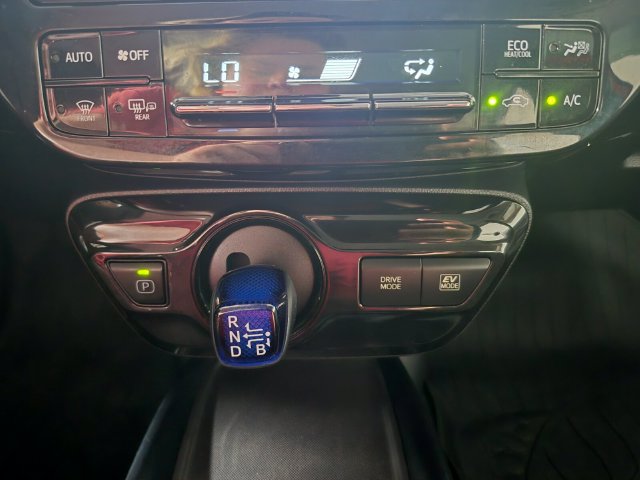 Used 2021 Toyota Prius LE AWD/4WD image 26