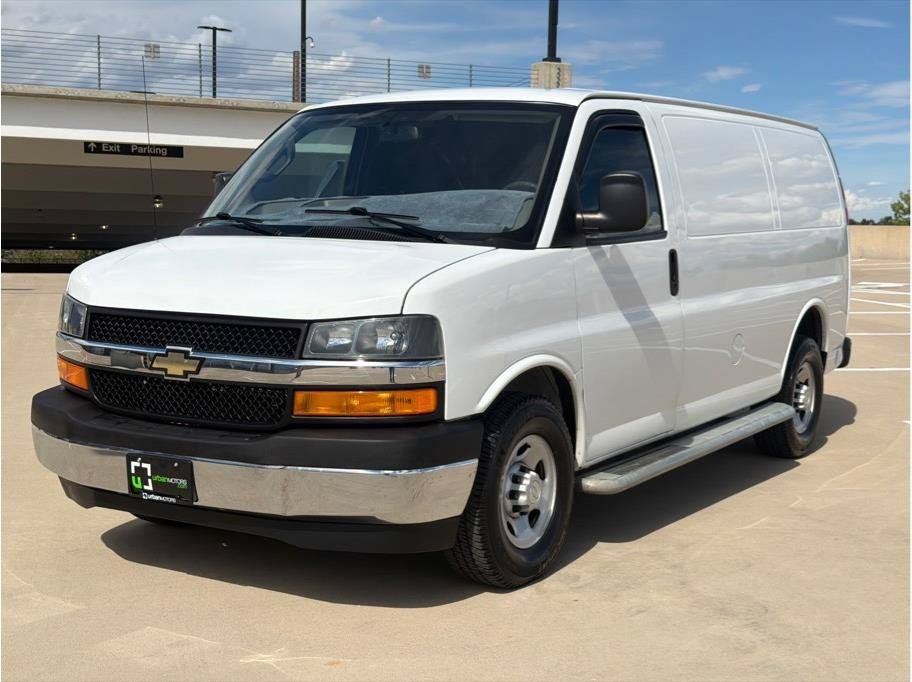 Used 2018 Chevrolet Express 2500 w/ Driver Convenience Package RWD image 3