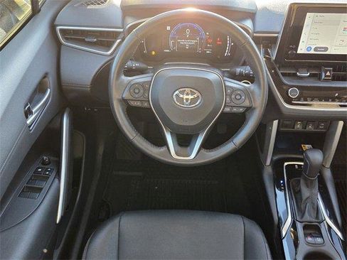 Used 2023 Toyota Corolla Cross XLE image 11