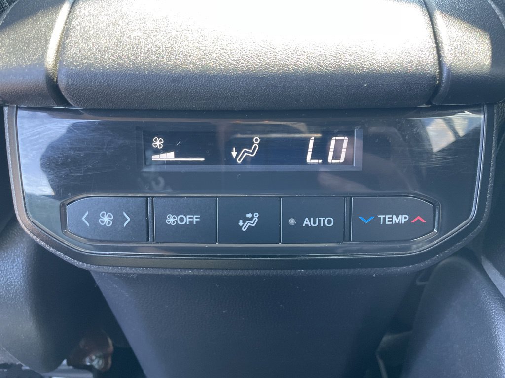 Used 2021 Toyota Highlander XLE AWD/4WD image 33