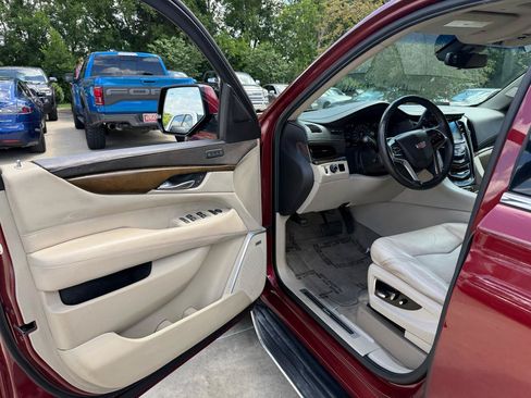 Used 2019 Cadillac Escalade Luxury RWD image 8