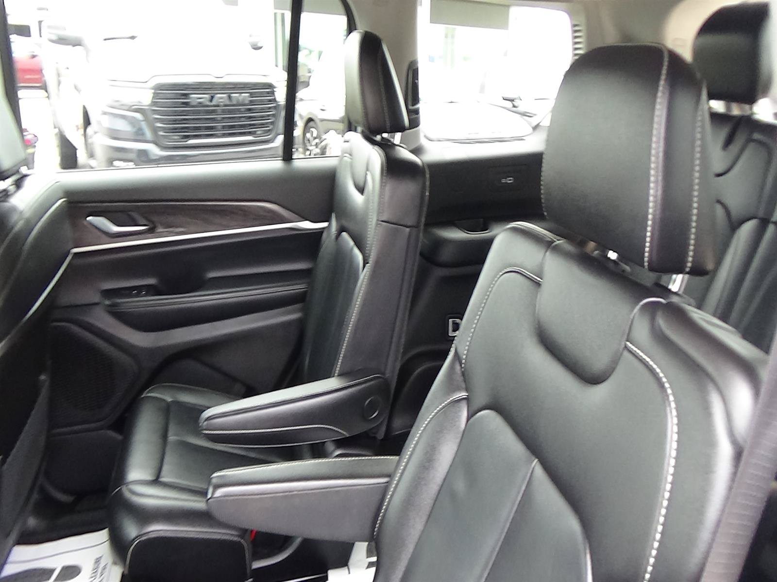 Used 2023 Jeep Grand Cherokee L Limited AWD/4WD image 12