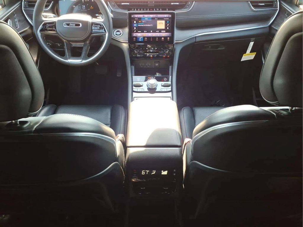 Used 2025 Jeep Grand Cherokee L Overland w/ Luxury Tech Group IV AWD/4WD image 9