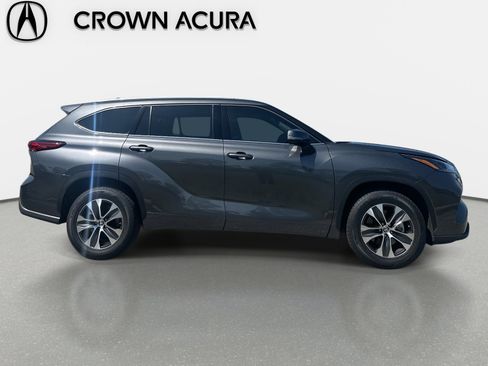 Used 2022 Toyota Highlander XLE image 9