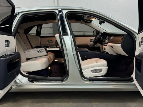 Used 2015 Rolls-Royce Ghost RWD image 41