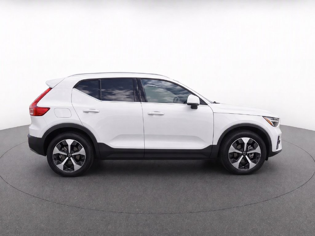 Used 2025 Volvo XC40 B5 Plus AWD/4WD image 7