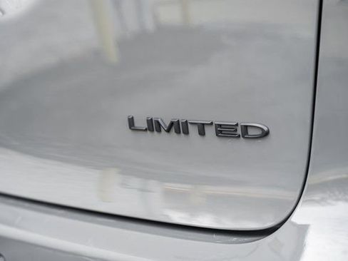 Used 2025 Chrysler Pacifica Limited image 10
