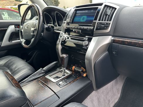 Used 2015 Toyota Land Cruiser image 18