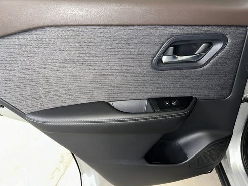 Used 2022 Nissan Rogue SV AWD/4WD image 16