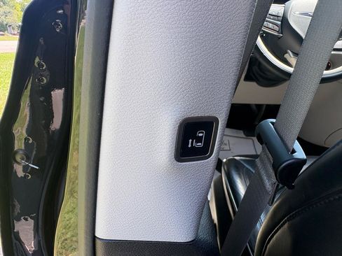 Used 2017 Chrysler Pacifica Limited w/ UConnect Theater Package FWD image 25