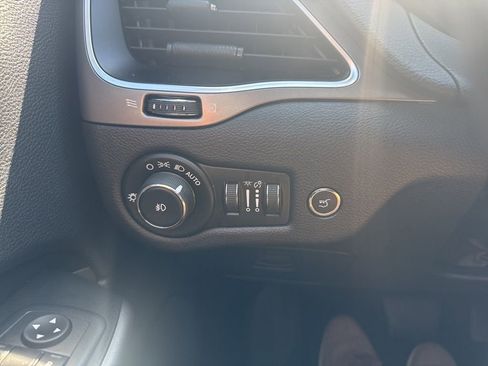 Used 2019 Jeep Cherokee Latitude Plus w/ Comfort/Convenience Group image 19