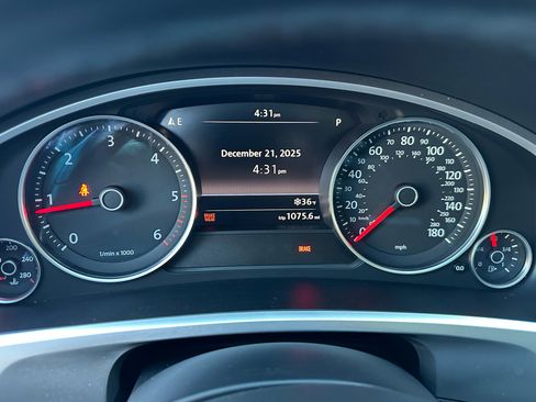 Used 2016 Volkswagen Touareg Sport image 16