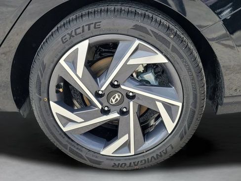 Used 2025 Hyundai Elantra Limited FWD image 12