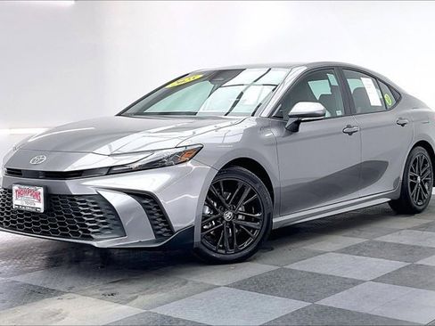 Used 2025 Toyota Camry SE image 12