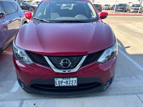 Used 2018 Nissan Rogue Sport SV FWD image 2