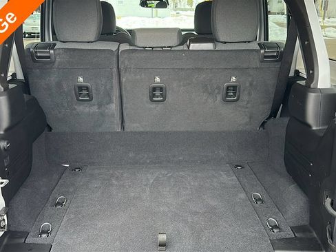 Used 2025 Jeep Wrangler Unlimited Sahara AWD/4WD image 28