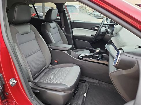 Used 2025 Chevrolet Trax LT w/ LT Convenience Package FWD image 31