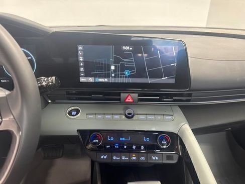 Certified 2025 Hyundai Elantra Limited FWD image 18
