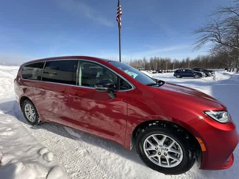 Used 2024 Chrysler Pacifica Touring-L FWD image 9