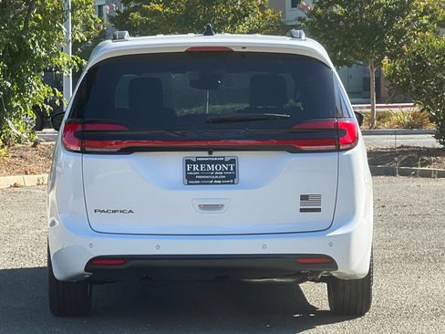 New 2027 Chrysler Pacifica Select FWD image 4