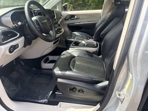 Used 2024 Chrysler Pacifica Touring-L FWD image 20