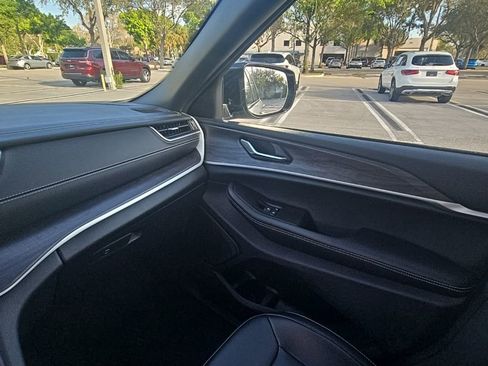 Used 2024 Jeep Grand Cherokee Limited w/ Black Appearance Package image 23