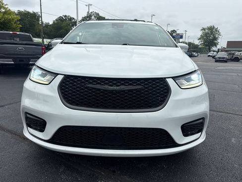 Used 2021 Chrysler Pacifica Touring-L w/ Uconnect Theater Family Group FWD image 3