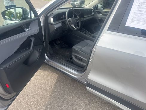 Used 2025 Volkswagen Tiguan SE w/ Panoramic Sunroof Package AWD/4WD image 2