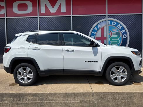 Used 2022 Jeep Compass Latitude image 2