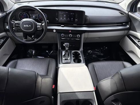 Used 2022 Kia Carnival LX image 24