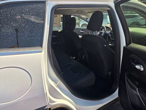 Used 2019 Jeep Cherokee Latitude w/ Popular Appearance Group AWD/4WD image 15