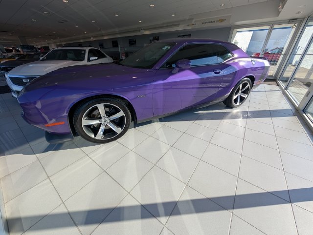 Used 2019 Dodge Challenger R/T w/ Cold Weather Group RWD image 2