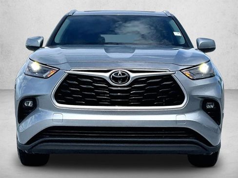 Used 2022 Toyota Highlander XLE FWD image 3