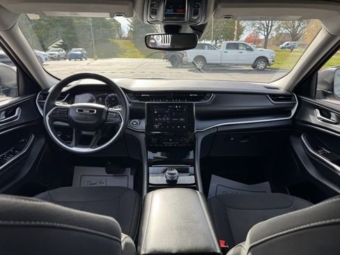 Certified 2023 Jeep Grand Cherokee Laredo image 11