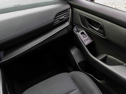 Used 2024 Nissan Rogue S image 18