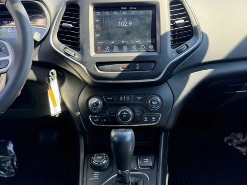Used 2022 Jeep Cherokee Latitude w/ Trailer Tow Group AWD/4WD image 11
