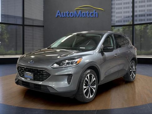 Used 2022 Ford Escape SE w/ SE Sport Appearance Package image 4