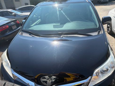Used 2018 Toyota Sienna XLE w/ XLE Navigation Package AWD/4WD image 2