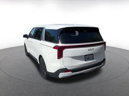 Used 2026 Kia Carnival FWD image 11