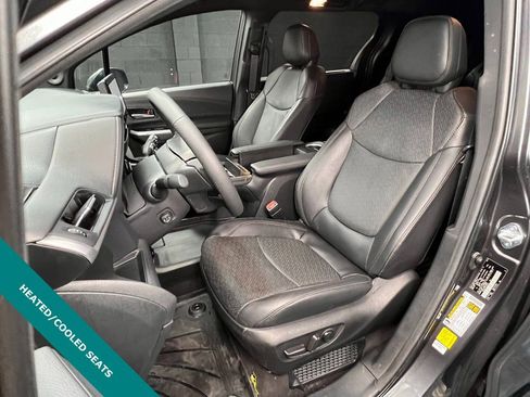 Used 2025 Toyota Sienna Platinum image 3