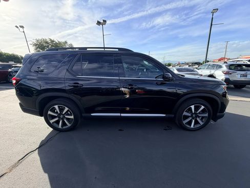 Used 2025 Honda Pilot Touring image 2
