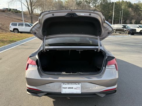 Used 2022 Hyundai Elantra SEL w/ Preferred Accessory Package image 28