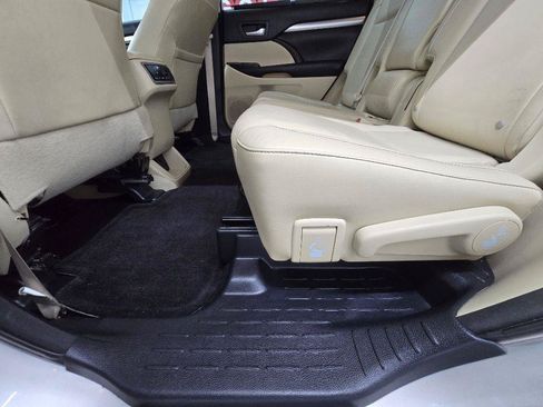Used 2015 Toyota Highlander XLE FWD image 11