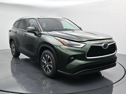 Used 2024 Toyota Highlander XLE FWD image 2