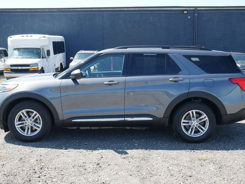 Used 2022 Ford Explorer XLT w/ Equipment Group 202A AWD/4WD image 8