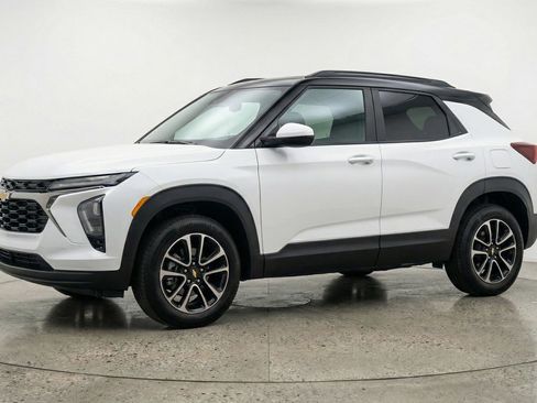 Used 2025 Chevrolet TrailBlazer LT FWD image 3