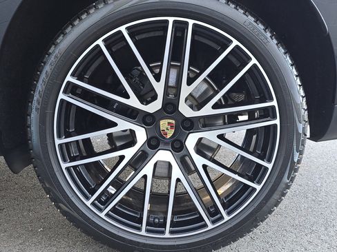 Certified 2025 Porsche Macan image 28